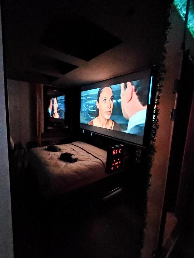 Smart Luxury Penthouse Suites - Private Sauna, Hot-Tub, Home Cinema At The Best Location In Skopje Exterior photo